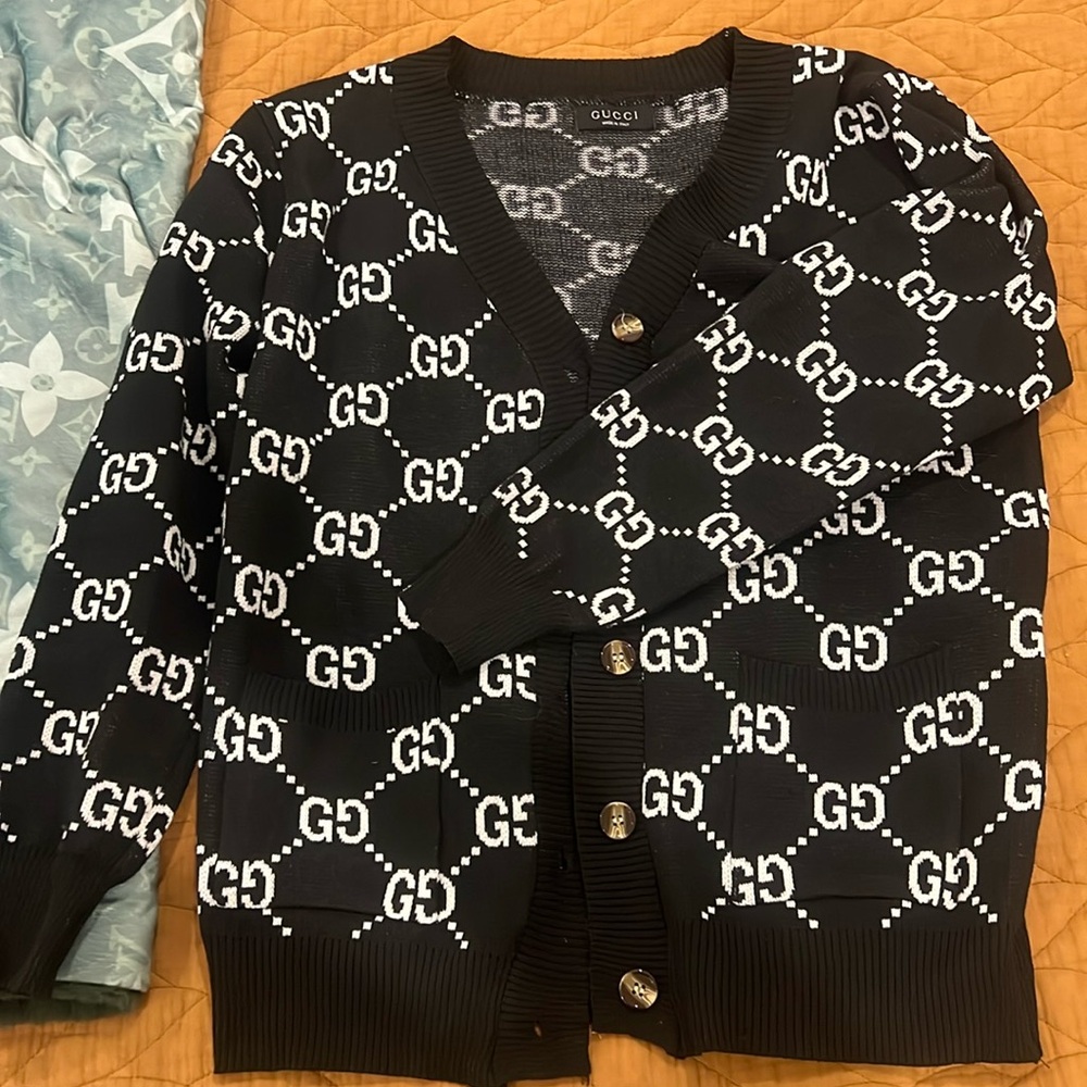 AMAZING QUALITY BLACK & WHITE BUTTON UP SWEATER